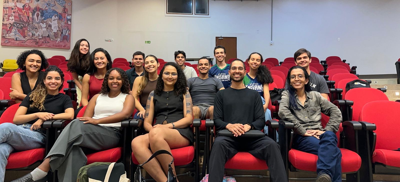 Integrantes do grupo de pesquisa da Escola de Pacientes DF reunidos no auditório da Faculdade de Medicina da UnB